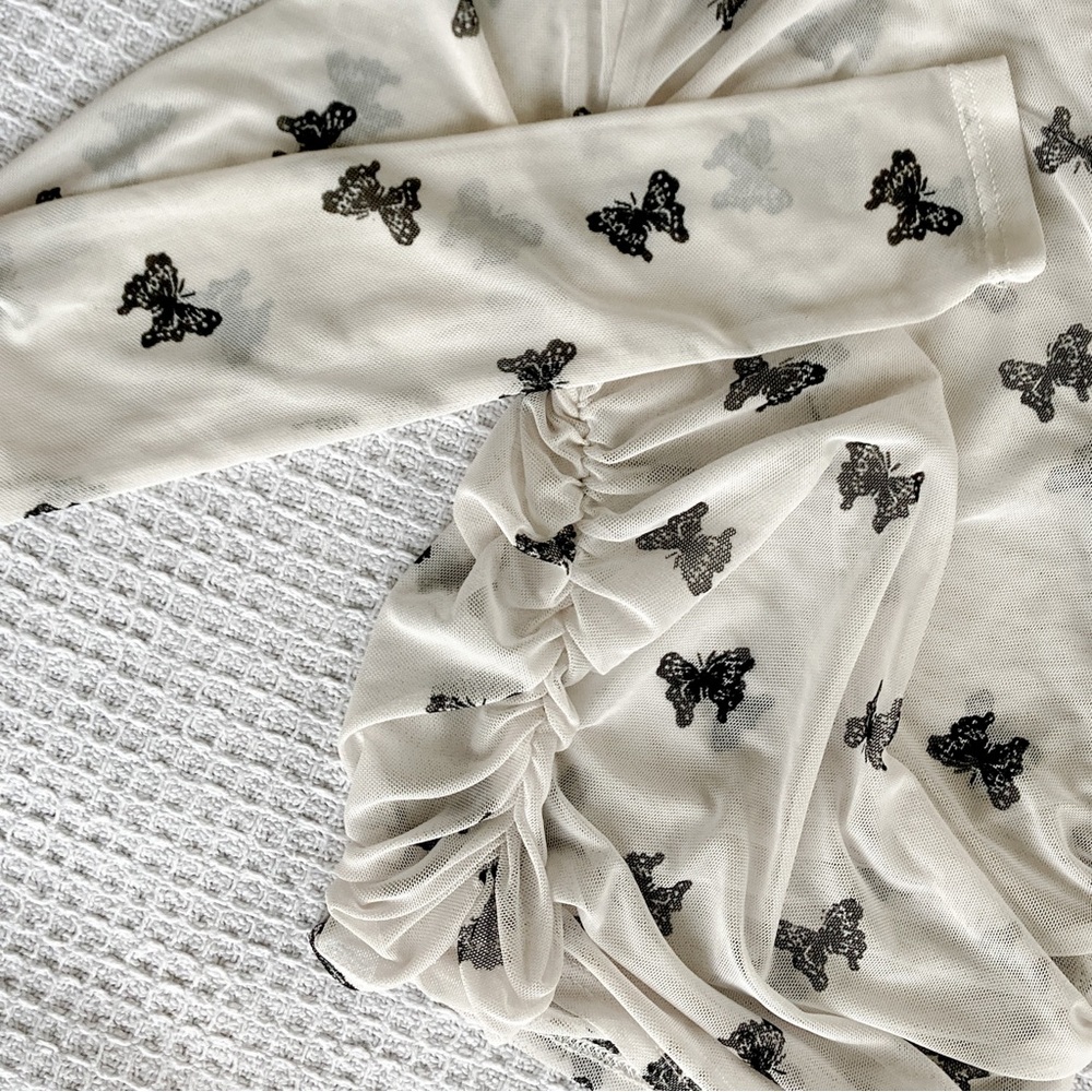 🦋 Sheer cream long sleeve butterfly crop top. Forever 21. Size Extra Small